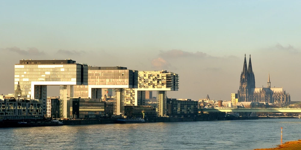 Spaziergang an der Rheinuferpromenade